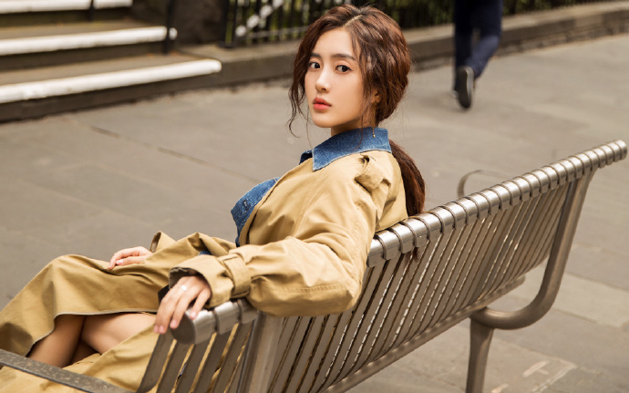 归国华侨心系香云纱 展现东方“软黄金”之美